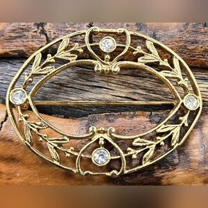 Vintage Brooch with Glass Crystals Gold Tone Oval Shaped Wreath 2" X 1½"